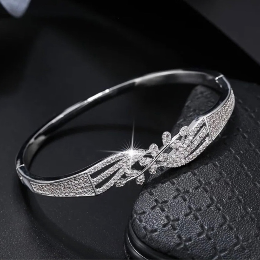 NEW EXQUISITE LUXURY STYLE CRYSTAL BRACELET
